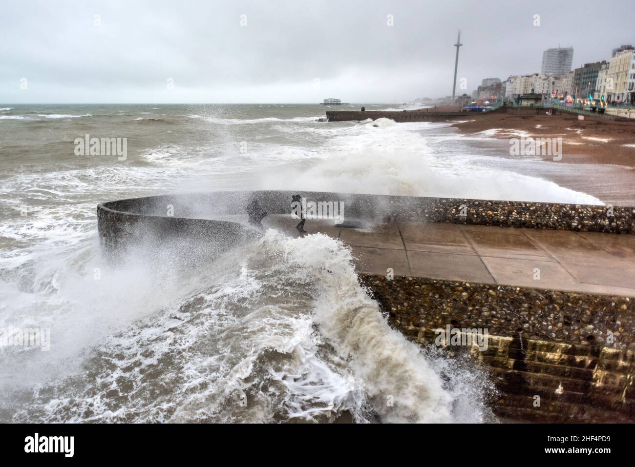 Brighton, 8th 2022. Januar: Bei Flut stürzten die Wellen heute Nachmittag auf den Strand von Brighton und ließen mehrere Tagesausflügler durchnässen Stockfoto