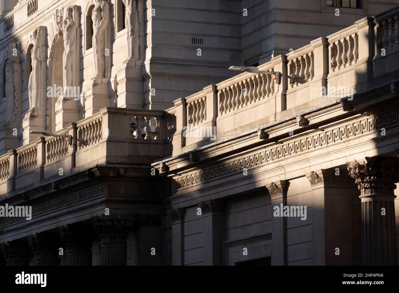 Die Architektur der Bank of England in der City of London, am 12th. Januar 2022, in London, England. Die Bank of England ist die Zentralbank des Vereinigten Königreichs und das Modell, auf dem die meisten modernen Zentralbanken basieren. Sie wurde 1694 gegründet und ist die zweitälteste Zentralbank der Welt. Der Wiederaufbau der Bank durch Sir Herbert Baker, der den Großteil des früheren Gebäudes von Sir John Soane zerstörte, wurde vom Architekturhistoriker Nikolaus Pevsner als „das größte Architekturverbrechen in der City of London des 20. Jahrhunderts“ beschrieben. Stockfoto