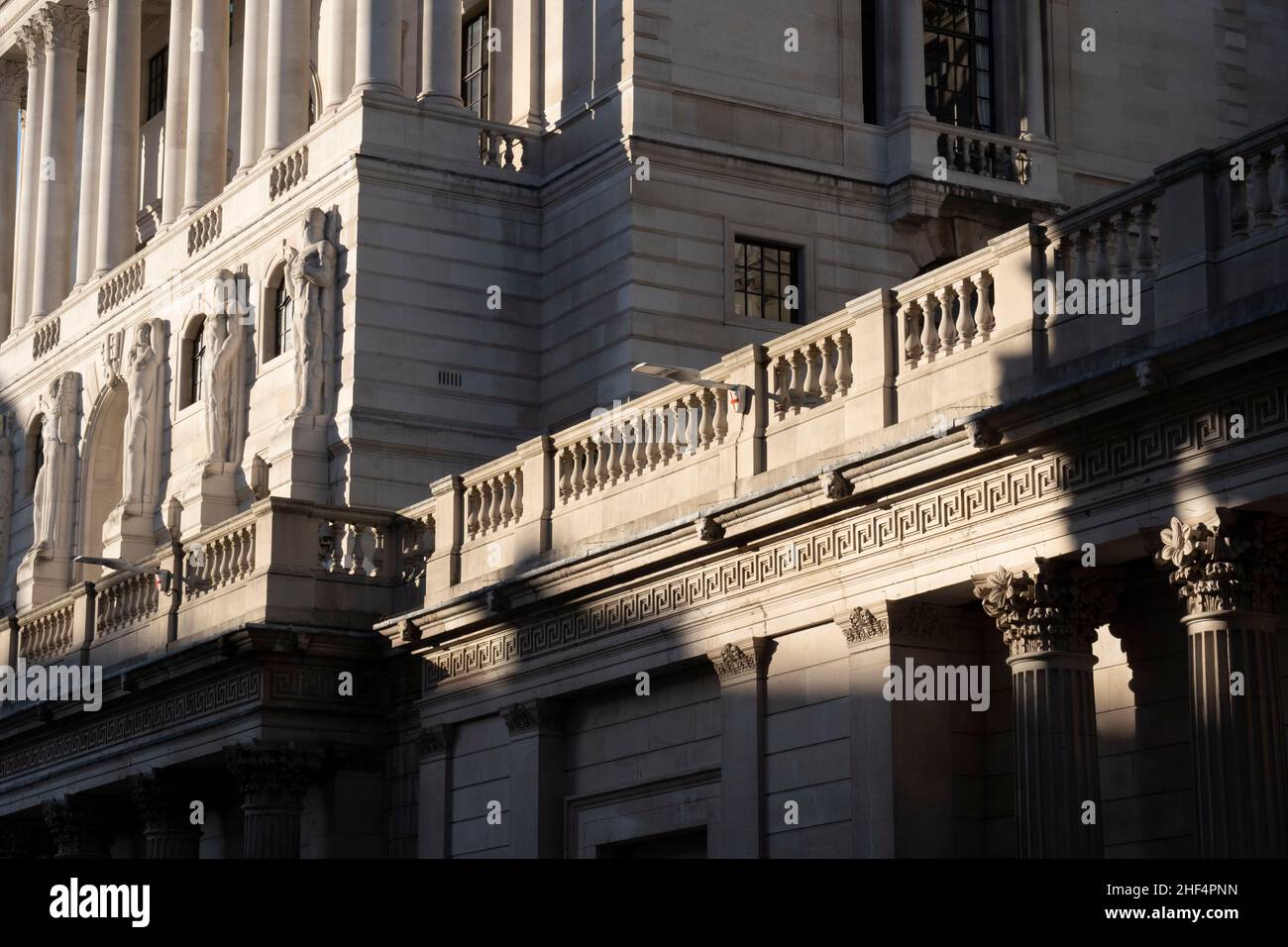 Die Architektur der Bank of England in der City of London, am 12th. Januar 2022, in London, England. Die Bank of England ist die Zentralbank des Vereinigten Königreichs und das Modell, auf dem die meisten modernen Zentralbanken basieren. Sie wurde 1694 gegründet und ist die zweitälteste Zentralbank der Welt. Der Wiederaufbau der Bank durch Sir Herbert Baker, der den Großteil des früheren Gebäudes von Sir John Soane zerstörte, wurde vom Architekturhistoriker Nikolaus Pevsner als „das größte Architekturverbrechen in der City of London des 20. Jahrhunderts“ beschrieben. Stockfoto