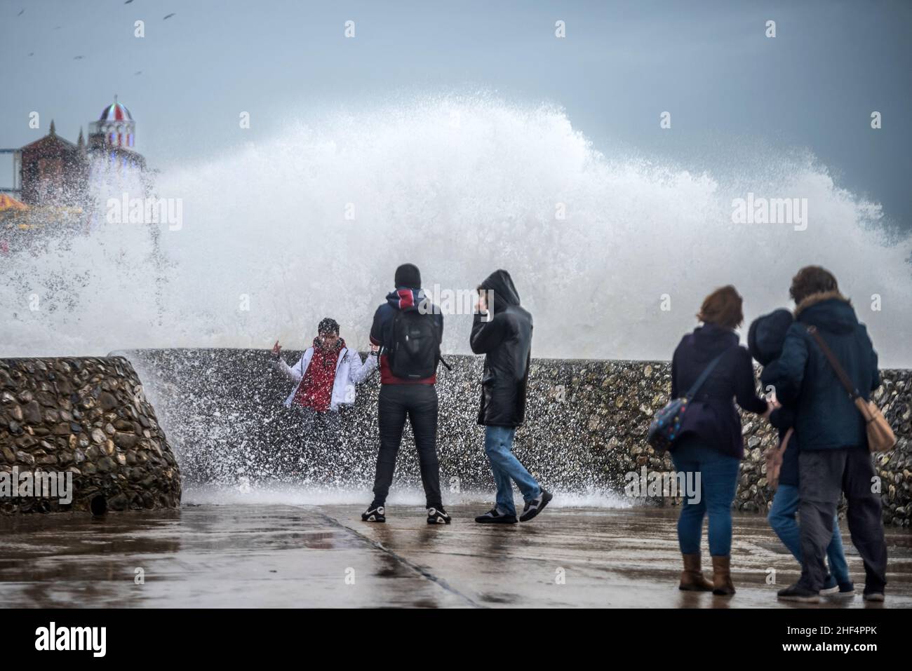 Brighton, 8th 2022. Januar: Bei Flut stürzten die Wellen heute Nachmittag auf den Strand von Brighton und ließen mehrere Tagesausflügler durchnässen Stockfoto