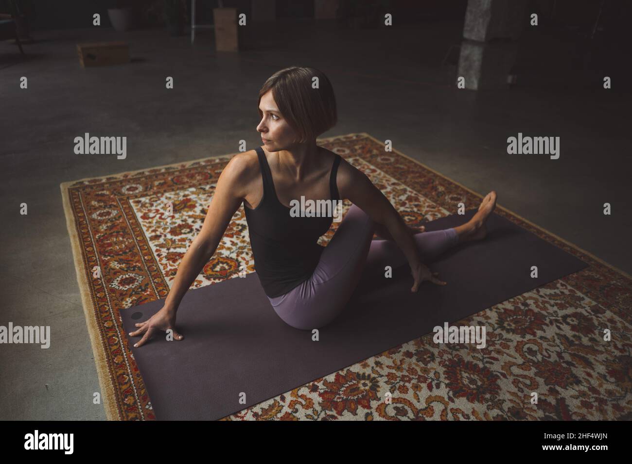 Yogi Frauen üben Yoga Pose auf Matte im Vintage Wohnzimmer, Paripurna Navasana Übung, Sport Workout Style, Fitness zu Hause, Gesunder Lebensstil. Nahaufnahme. Hochwertige Fotos Stockfoto