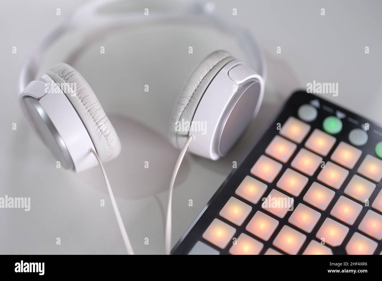 Weiße Kopfhörer und Beatbox auf grauem Hintergrund Stockfoto