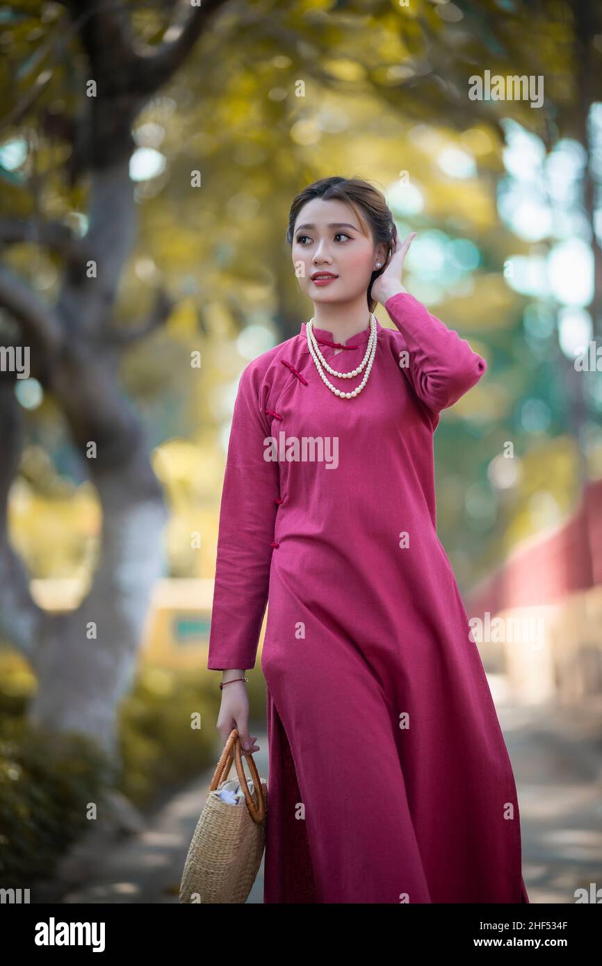 Ho Chi Minh City, Vietnam: Portrait Frauen in rosa AO dai Vietnam, die Ao dai (langgekleidte Vietnamesin) ist traditionelle Tracht der vietnamesischen Frau Stockfoto