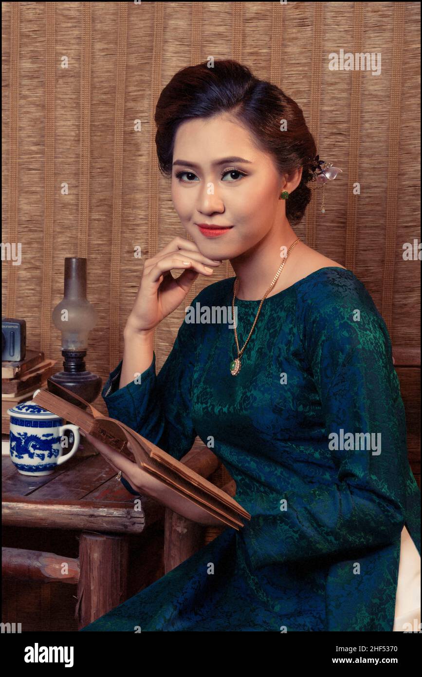 Ho Chi Minh City, Vietnam: AO Dai, schönes Mädchen in vietnamesischer Tracht Stockfoto