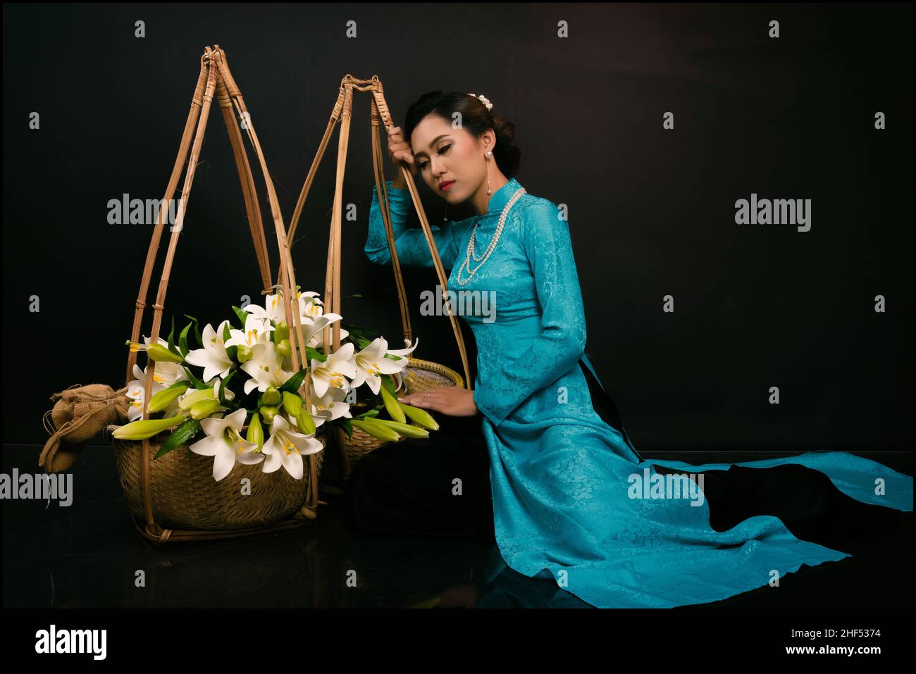 Ho Chi Minh City, Vietnam: AO Dai, schönes Mädchen in vietnamesischer Tracht Stockfoto