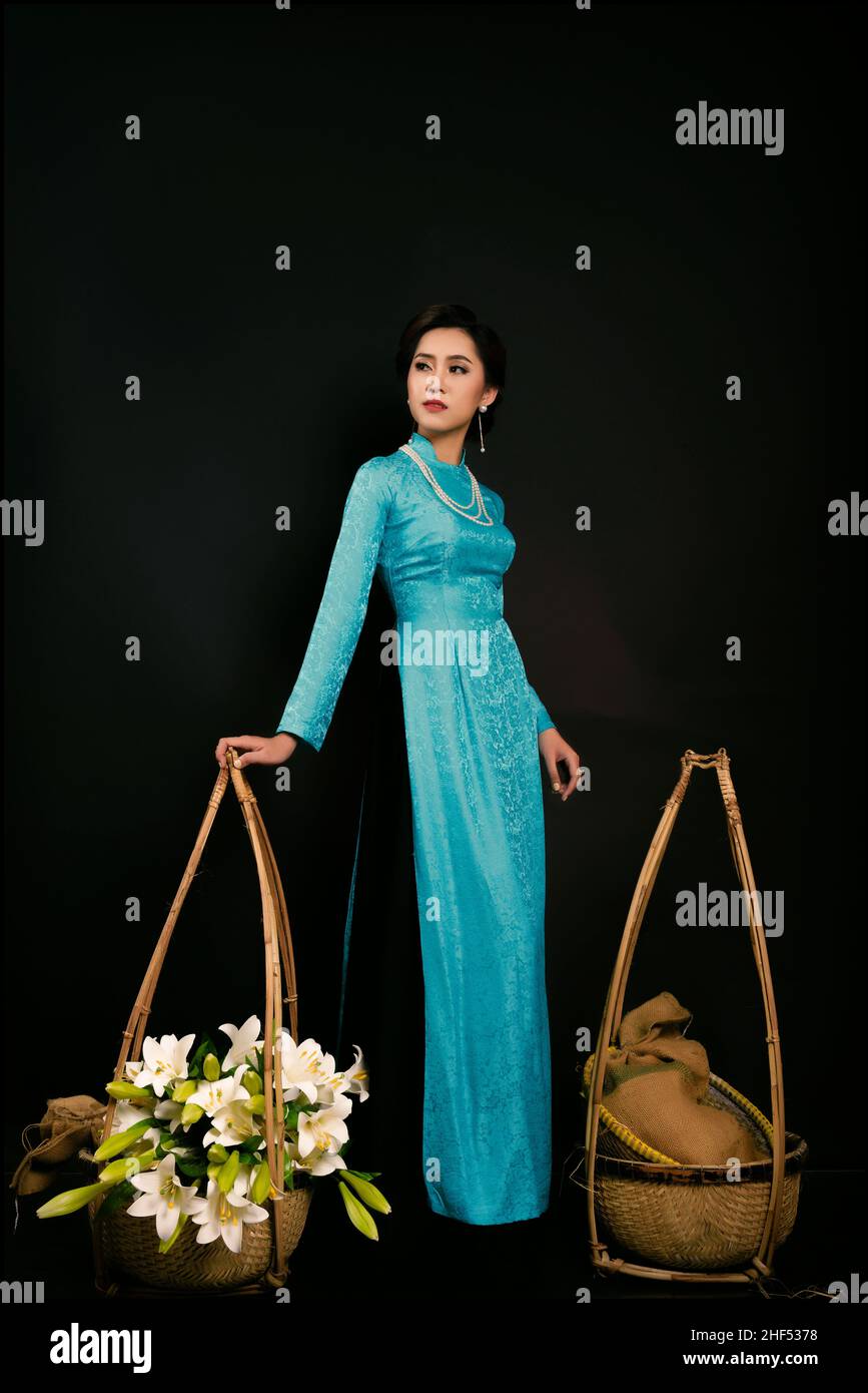 Ho Chi Minh City, Vietnam: AO Dai, schönes Mädchen in vietnamesischer Tracht Stockfoto