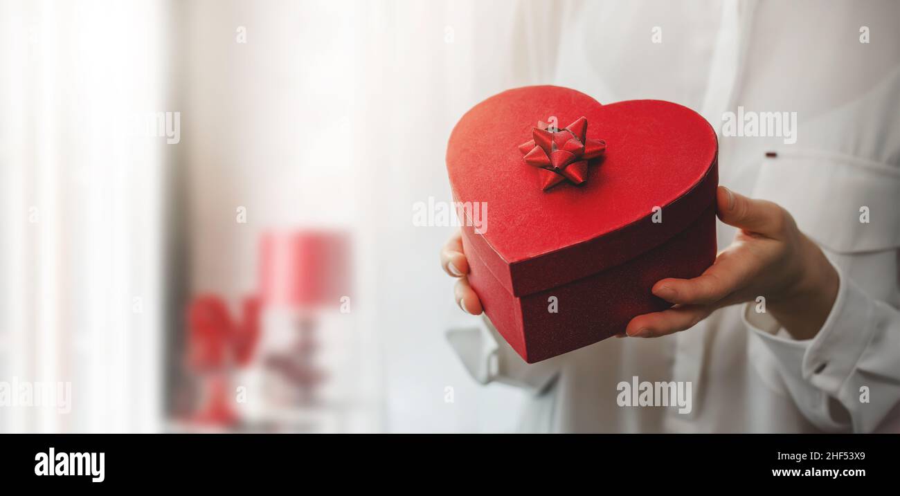 Frau Hände halten herzförmige Geschenkbox für besondere Veranstaltung. Copy Space Stockfoto