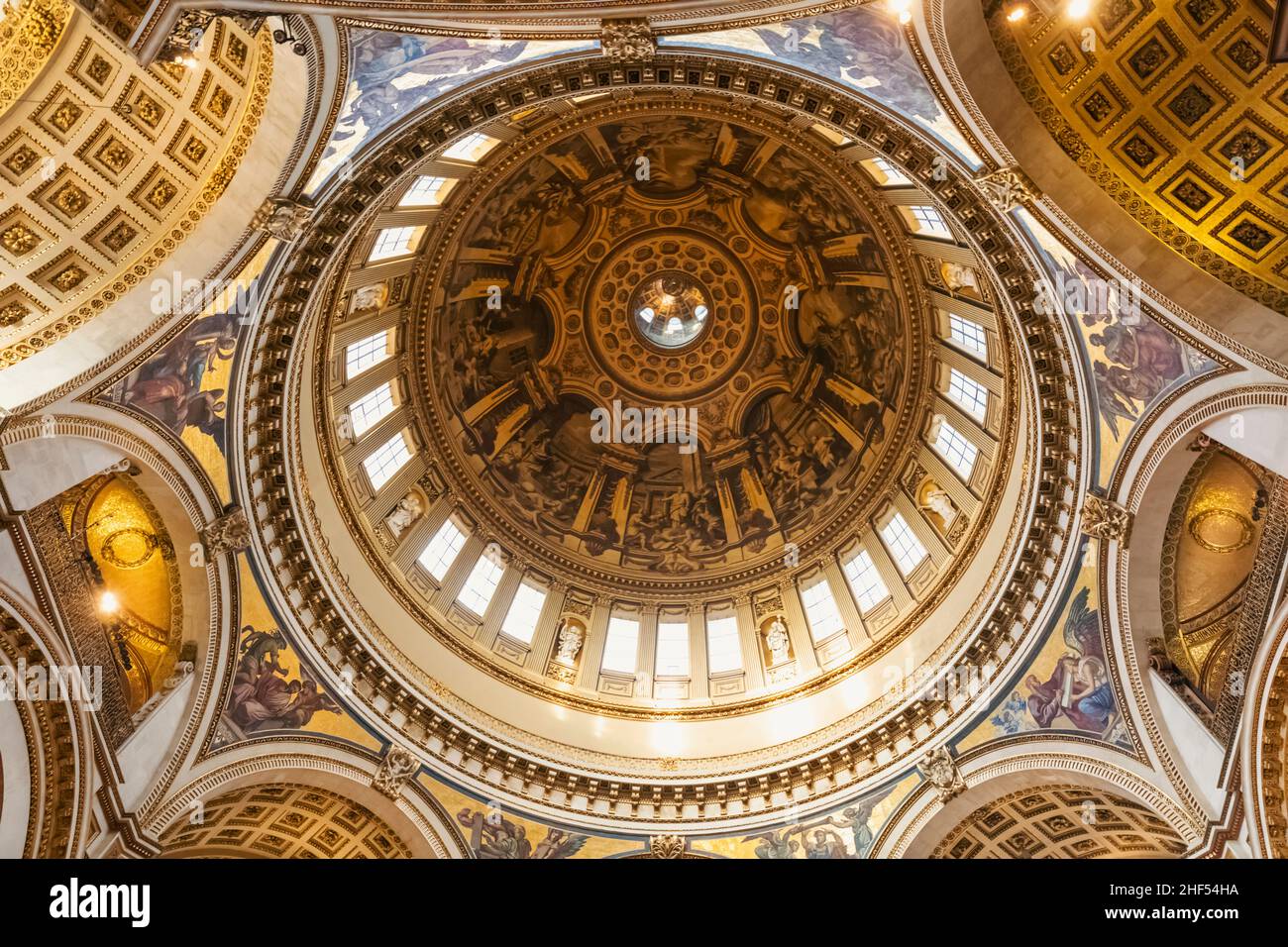 England, London, St. Paul's Cathedral, The Dome designed by Sir Christopher Wren and Painted by Sir James Thornhill Stockfoto