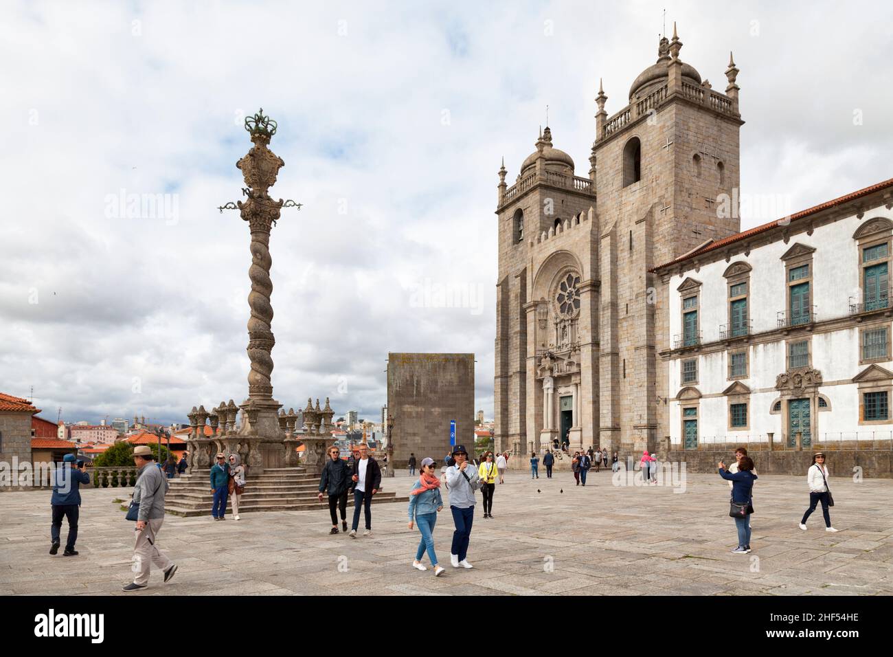 Porto, Portugal - 03 2018. Juni: Die Säule von Porto und die Kathedrale von Porto. Stockfoto