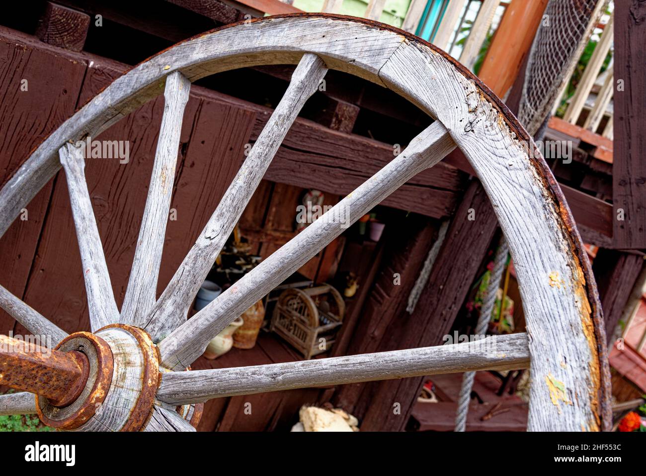 Vintage - Details von Wooden Wagon Wheel - Popeye Village in Anchor Bay - Sweethaven Village - Malta. 1st vom Februar 2016 Stockfoto