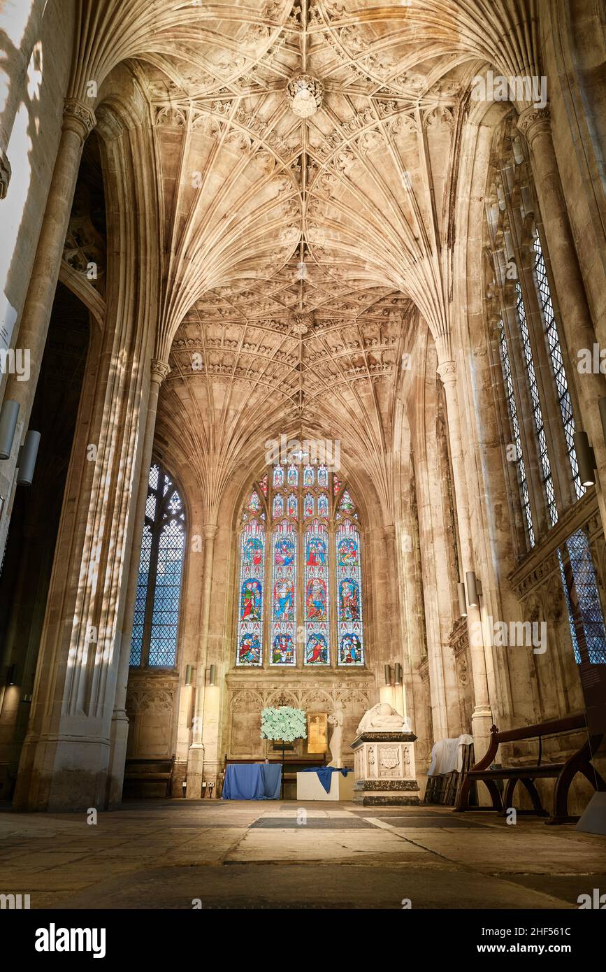 Buntglasfenster und Deckengewölbe mit Ventilator in der südöstlichen Ecke der mittelalterlichen Kathedrale in Peterborough, England. Stockfoto