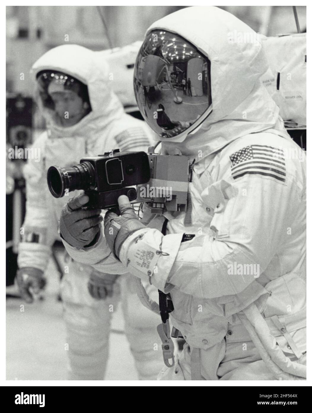Kommandant der Apollo 11-Raumsonde Neil Armstrong (vorne) und Pilot der Mondlandefähre Edwin E. Aldrin (hinten) üben die Mobilität der Mondoberfläche. Houston, NASA. Stockfoto