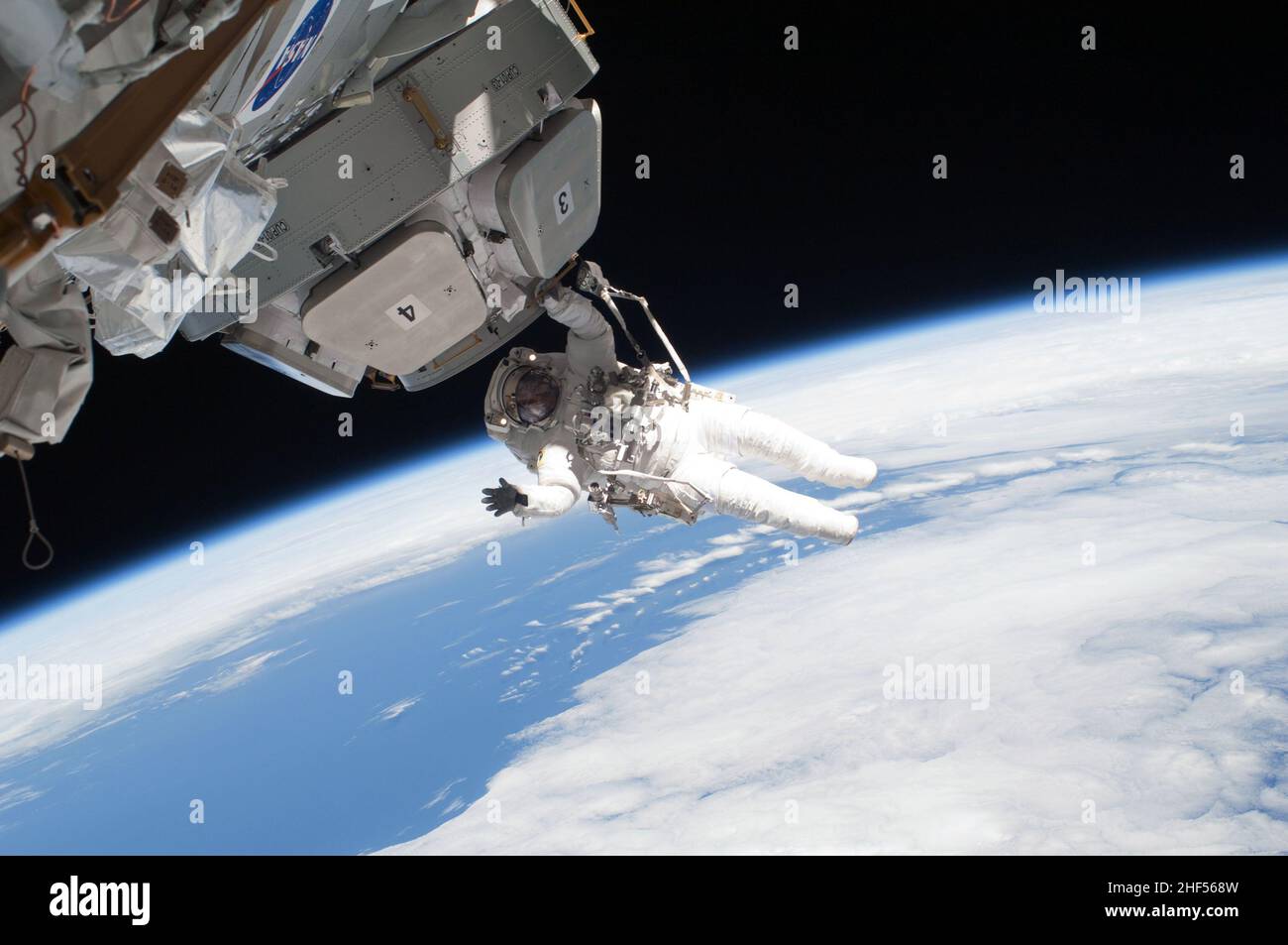 NASA-Astronaut Nicholk Patrick, STS-130-Missionsspezialist, führt Extravehicular Activity (EVA) auf der Internationalen Raumstation durch. Stockfoto