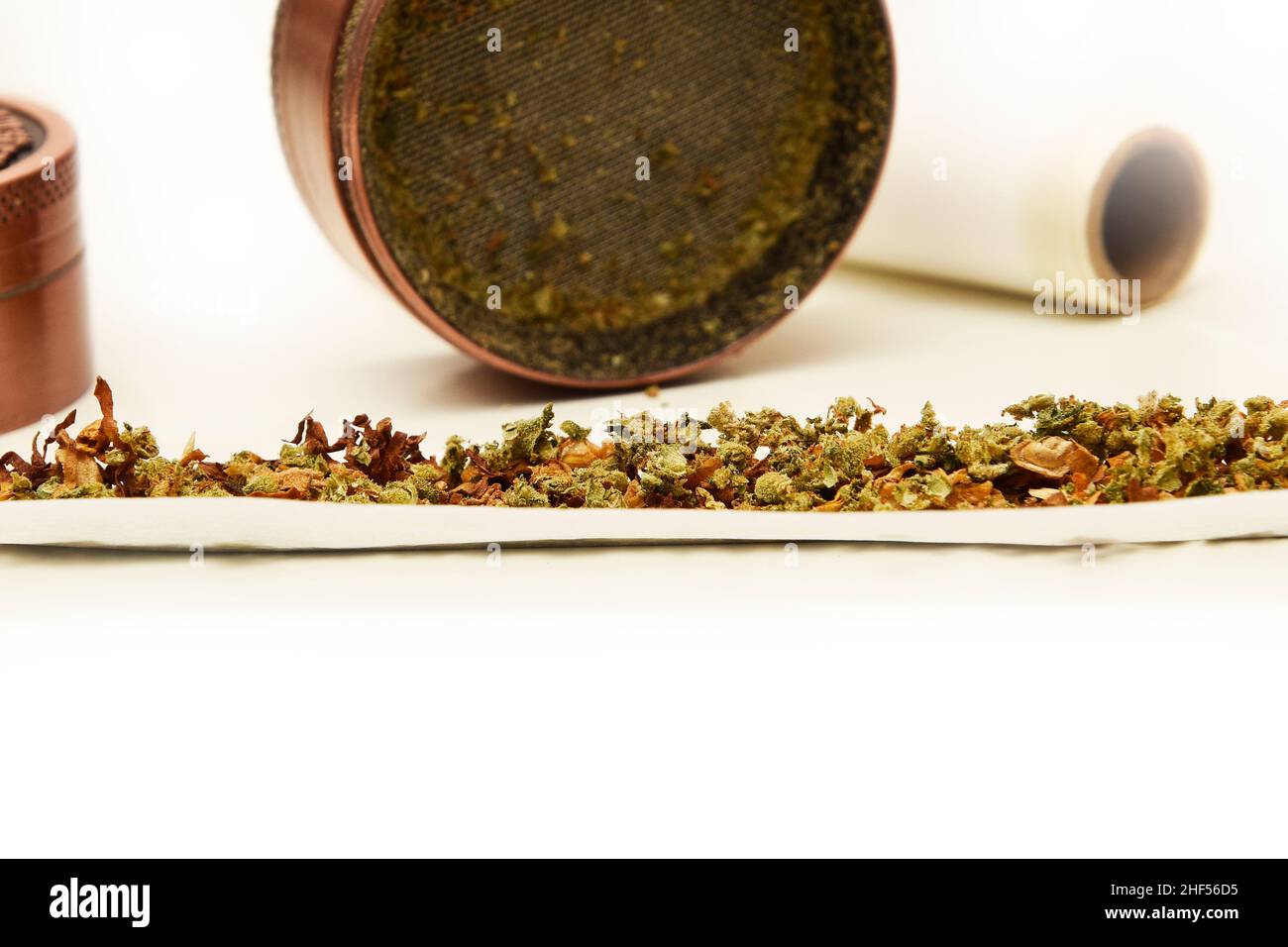 Grinder mit Cannabis , Marihuanaknospen Stockfoto