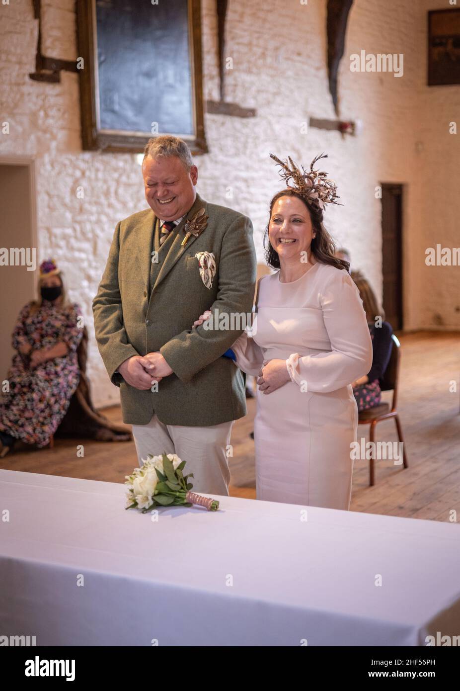 Reifes, glückliches Paar, das in einer kleinen Zeremonie mit covid Distanzierung und Masken heiratet Stockfoto
