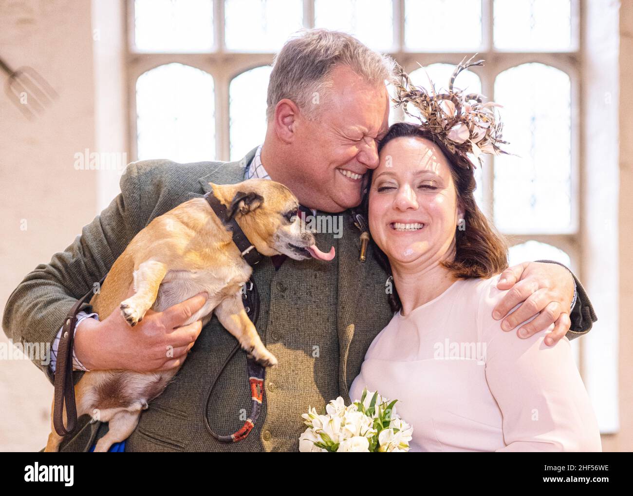 Reifes, glückliches Paar, das in einer kleinen Zeremonie mit covid Distanzierung und Masken heiratet Stockfoto