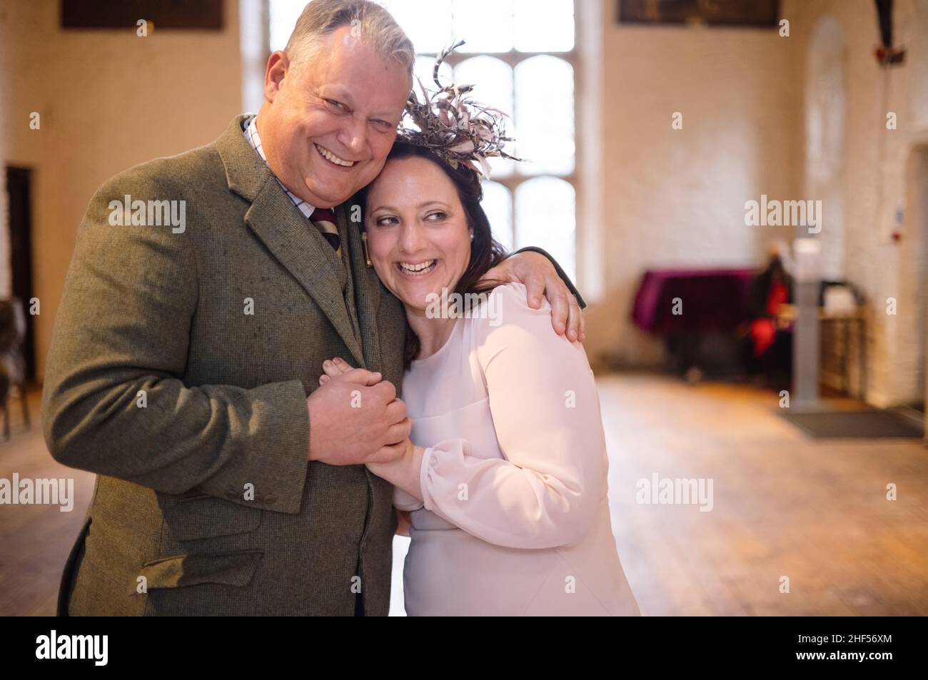 Reifes, glückliches Paar, das in einer kleinen Zeremonie mit covid Distanzierung und Masken heiratet Stockfoto