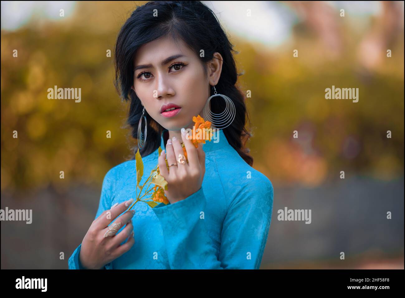 Porträt eines vietnamesischen Mädchens in Ao Dai, dem Nationalkleid Vietnams Stockfoto