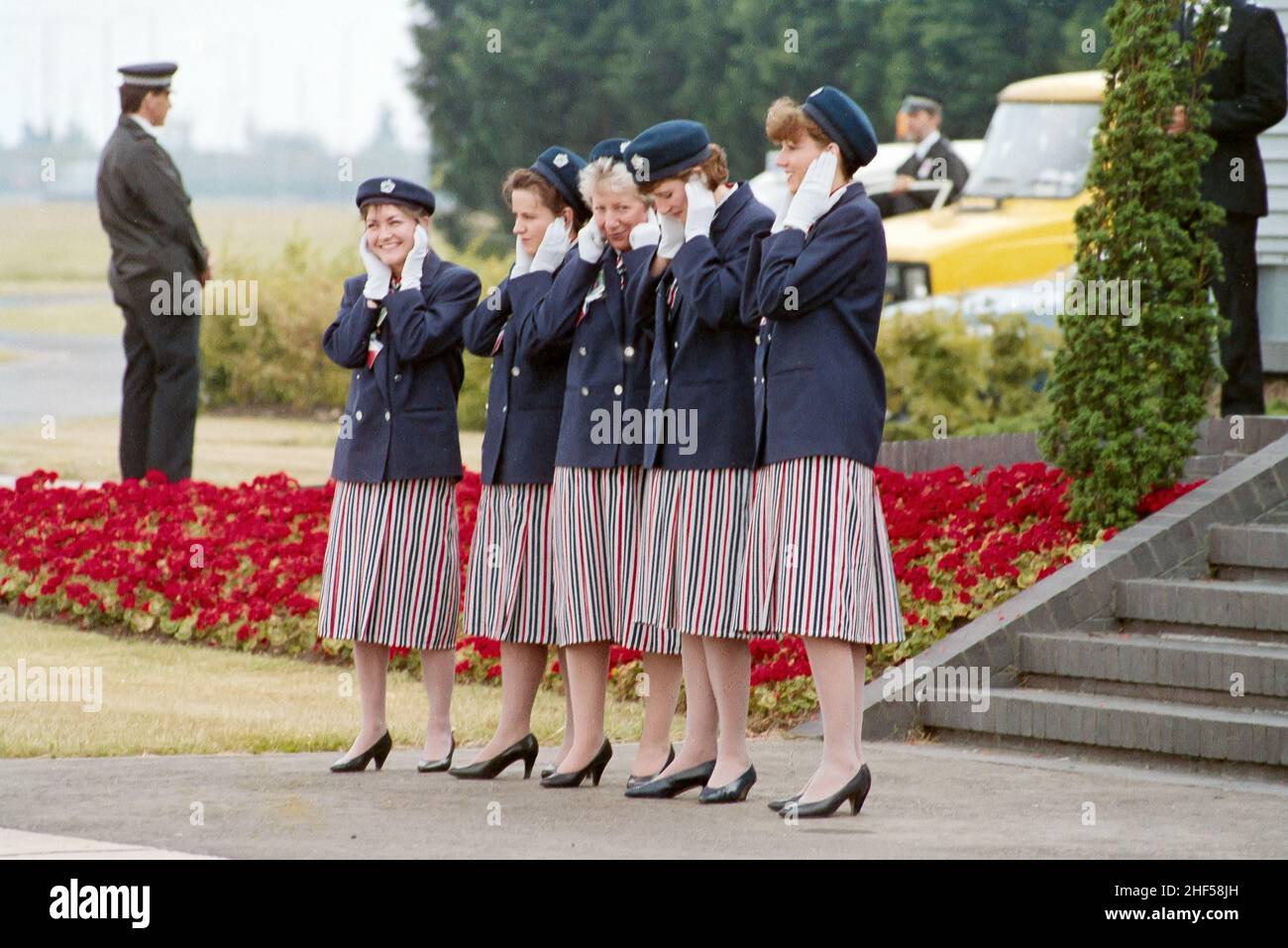 Flugbegleiter verdecken ihre Ohren wegen des Klangs der Concorde am Flughafen Heathrow 1992 Stockfoto