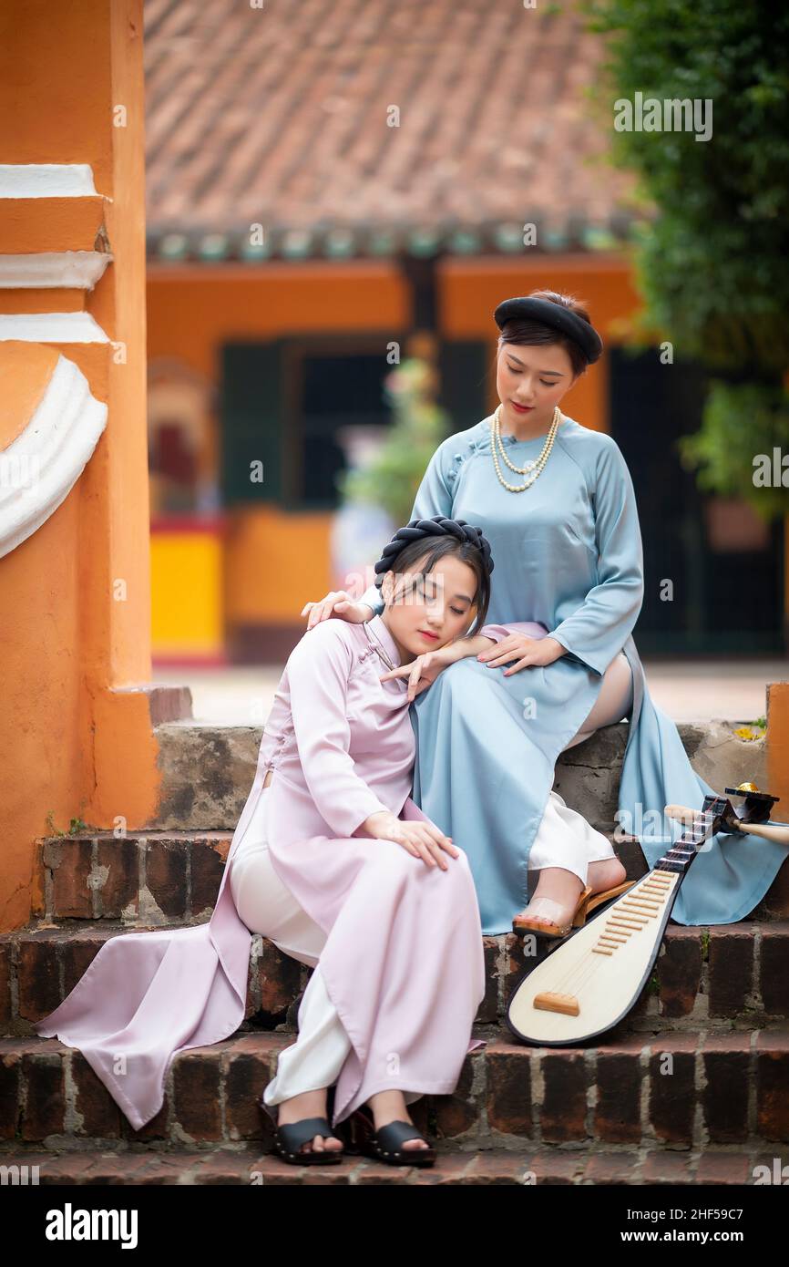 Ho-Chi-Minh-Stadt, Vietnam: Vietnamesisches Mädchen, das in Ao dai zur Pagode geht Stockfoto