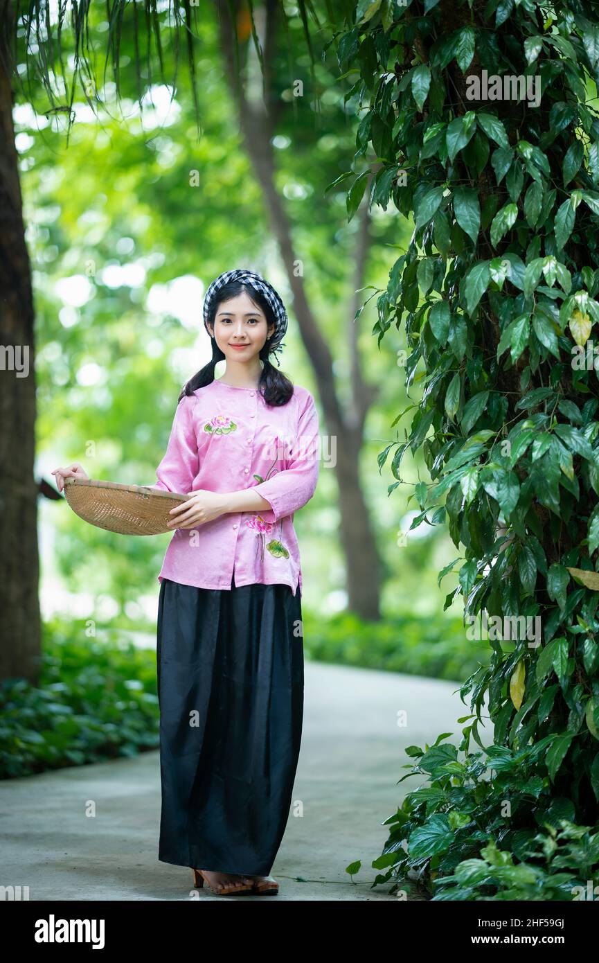 Ho-Chi-Minh-Stadt, Vietnam: Traditionelle Tracht eines vietnamesischen Mädchens in einer ländlichen Gegend Stockfoto