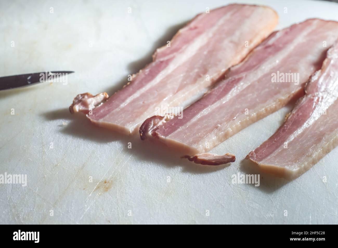 In Scheiben geschnitten ​​bacon in einer Pfanne gebraten, selektiver Fokus Stockfoto