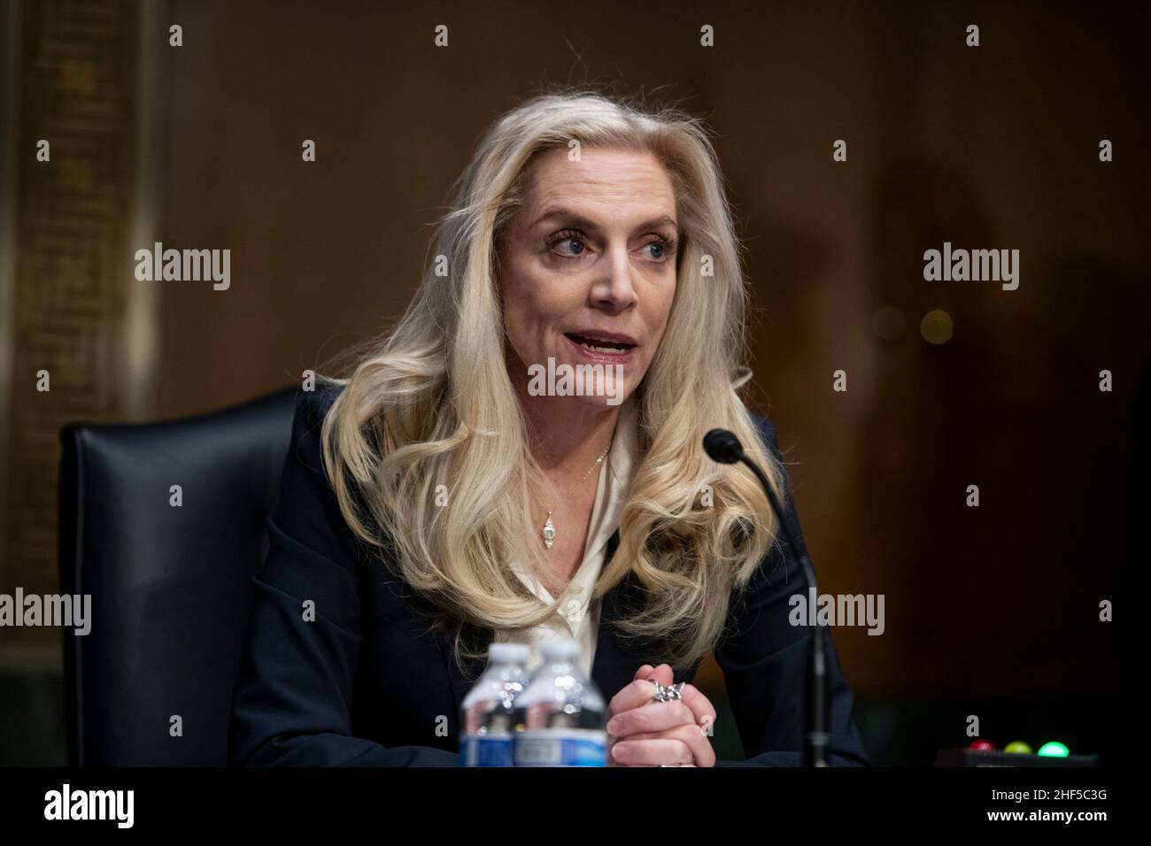 Lael Brainard erscheint am Donnerstag, den 13. Januar 2022, vor einer Anhörung des Senatsausschusses für Banken, Wohnungsbau und städtische Angelegenheiten wegen ihrer Ernennung zum stellvertretenden Vorsitzenden des Gouverneursrats des Federal Reserve Systems im Dirksen Senate Office Building in Washington, DC. Kredit: Rod Lampey / CNP/Sipa USA Stockfoto