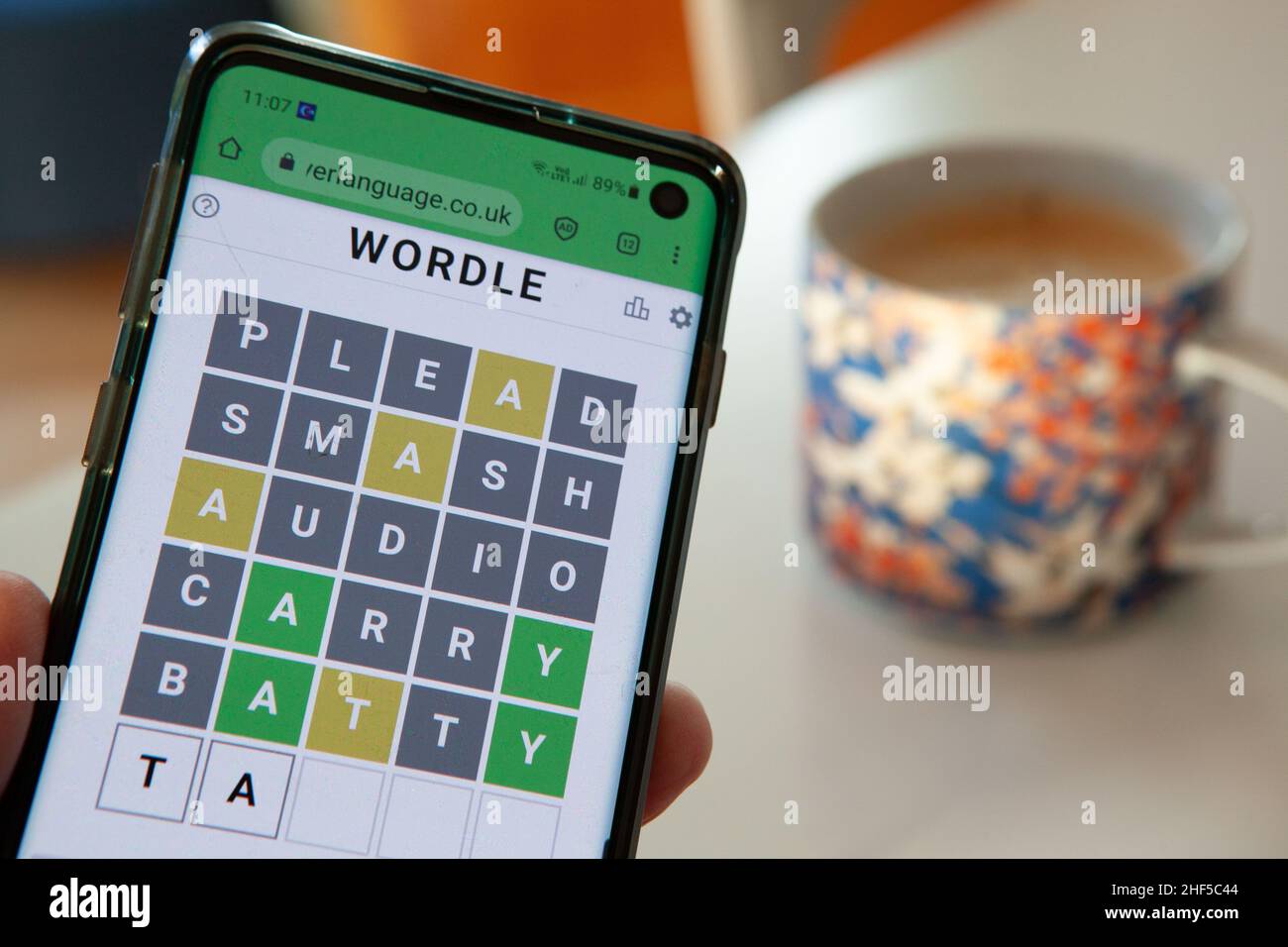 London, Großbritannien, 14. Januar 2022: Ein Spiel von Wordle, das auf einem Mobiltelefon gespielt wird. Das Spiel hat seit seiner Gründung durch Josh Wardle, einen in Wales geborenen Software-Ingenieur aus Brooklyn, mehr als zwei Millionen Spieler gewonnen. Mit einem einzigen Spiel pro Tag, das veröffentlicht wird, teilen Fans ihre Ergebnisse in den sozialen Medien, was die Popularität des Spiels bestimmt. Anna Watson/Alamy Live News Stockfoto