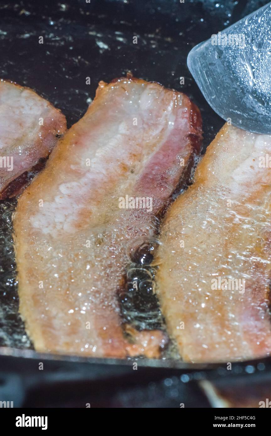In Scheiben geschnitten ​​bacon in einer Pfanne gebraten, selektiver Fokus Stockfoto