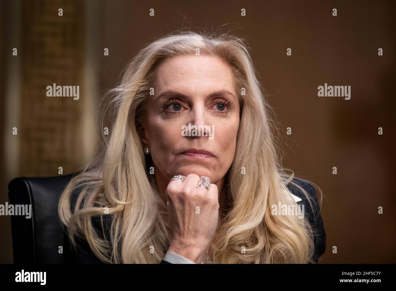 Lael Brainard erscheint am Donnerstag, den 13. Januar 2022, vor einer Anhörung des Senatsausschusses für Banken, Wohnungsbau und städtische Angelegenheiten wegen ihrer Ernennung zum stellvertretenden Vorsitzenden des Gouverneursrats des Federal Reserve Systems im Dirksen Senate Office Building in Washington, DC. Kredit: Rod Lampey / CNP/Sipa USA Stockfoto