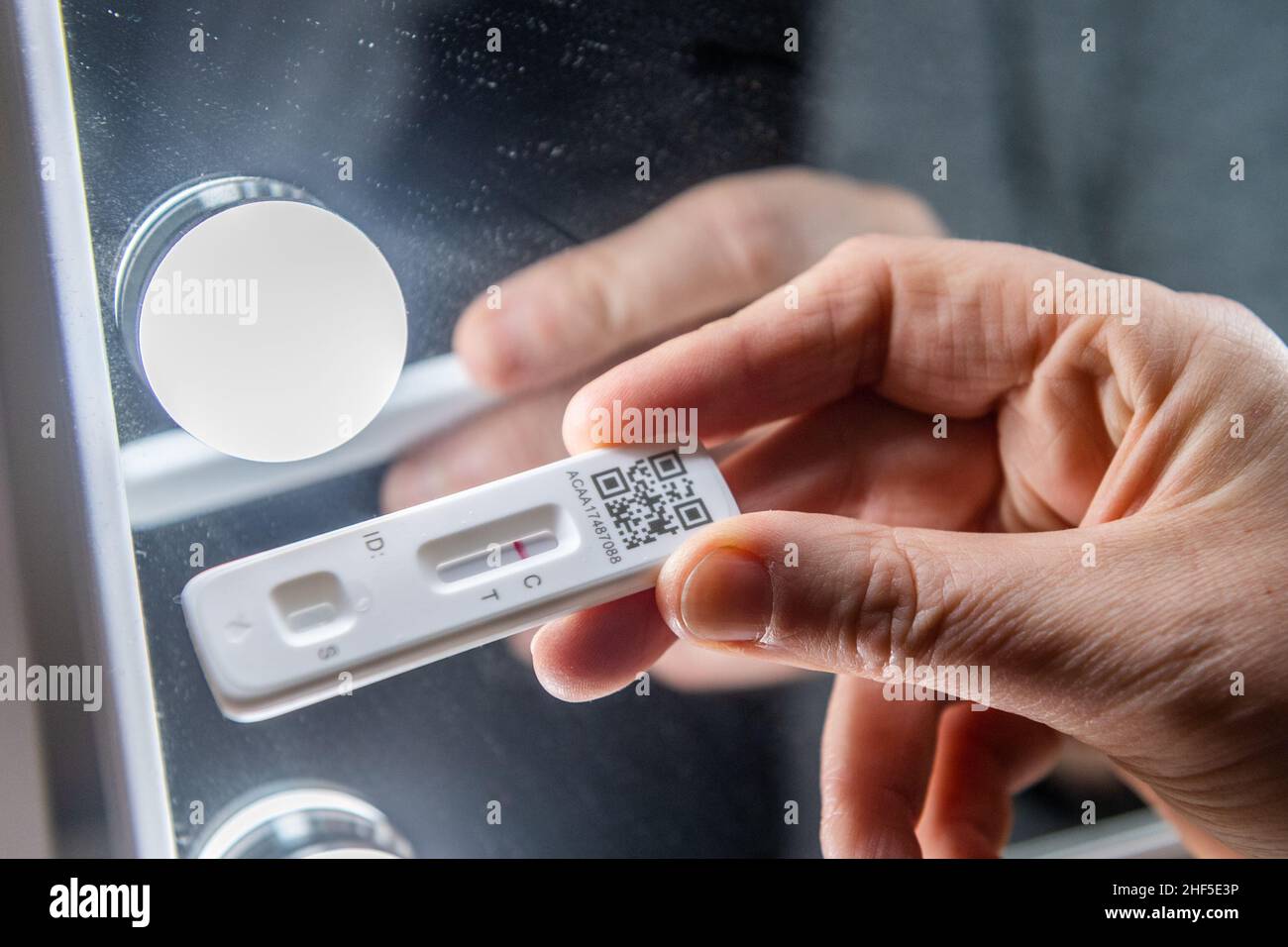 Irland. 14th Januar 2021. Eine Frau überprüft heute in Irland einen negativen COVID-19-Antigentest. Quelle: AG News/Alamy Live News Stockfoto