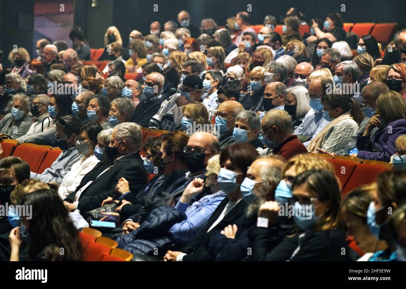 Konzertsaal voller maskierter Menschen. Stockfoto