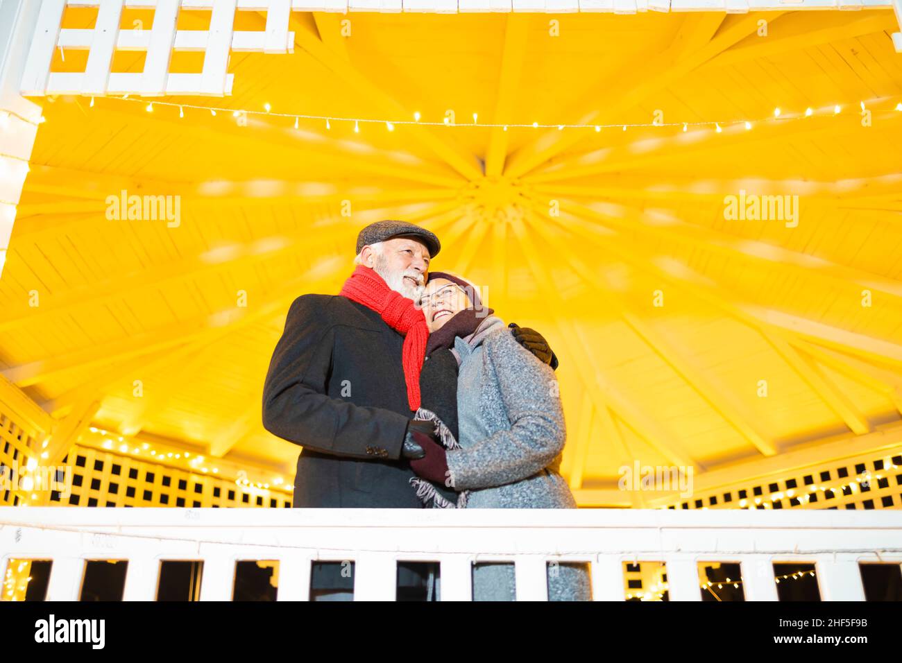 Älteres Paar, umarmt und verliebt Stockfoto