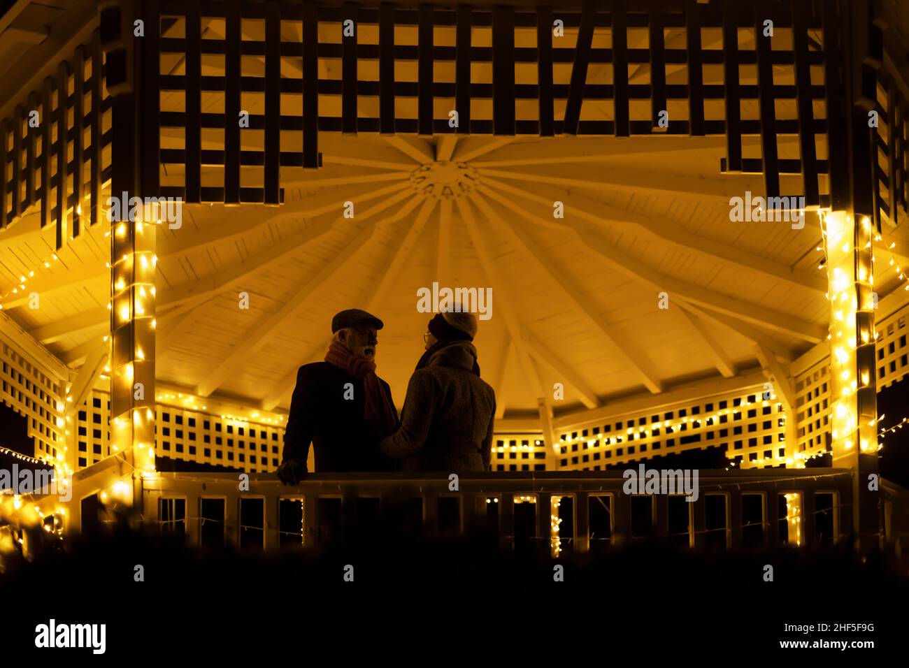 Ein Mann und eine Frau sprechen in einer romantischen Atmosphäre Stockfoto