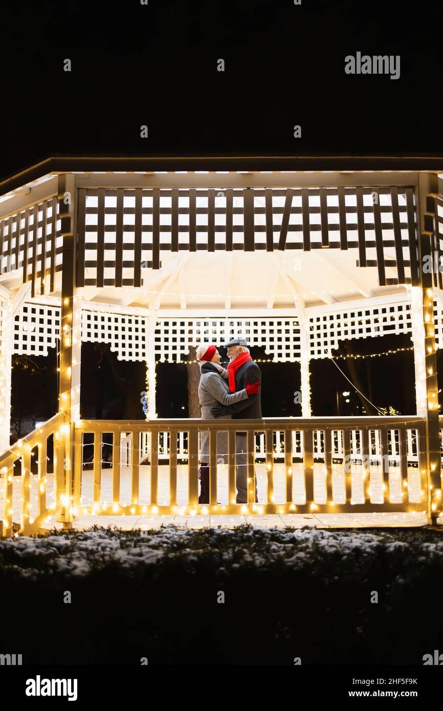 Romantisches Date für zwei verliebte Senioren Stockfoto