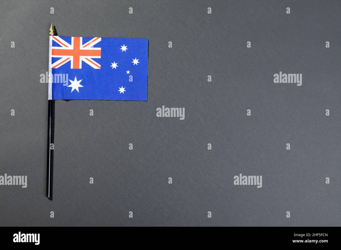 Overhead-Ansicht der australischen Flagge isoliert auf grauem Hintergrund mit Kopierraum Stockfoto