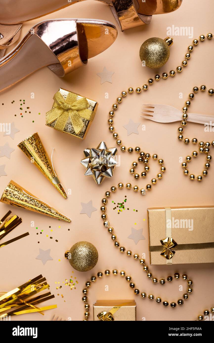 Overhead-Ansicht von weihnachtsgeschenken und Dekoration mit Sandalen auf orangefarbenem Hintergrund, Kopierraum Stockfoto