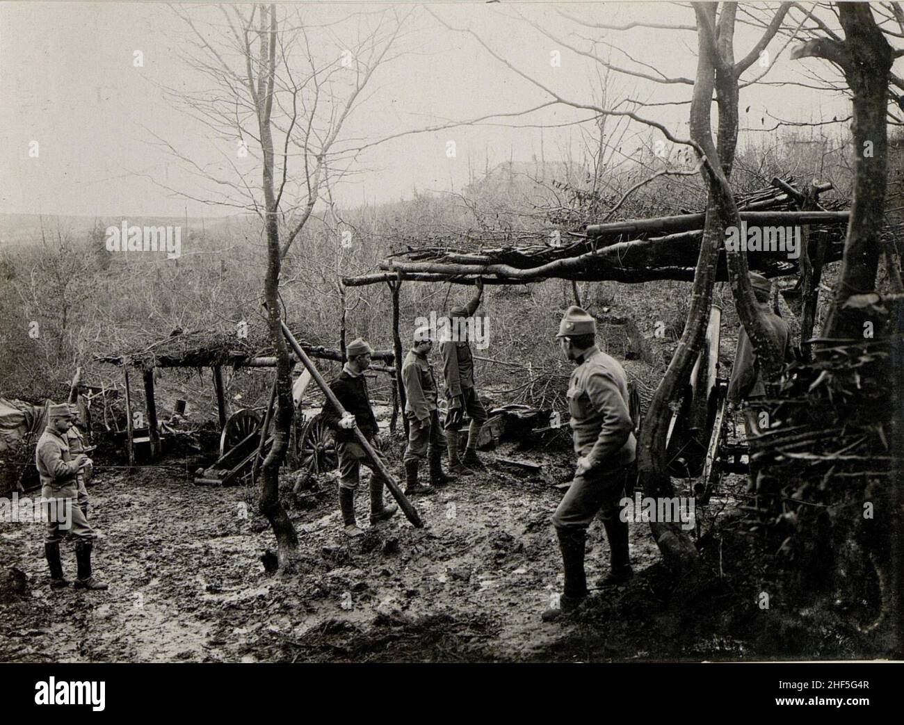 Schw.Haubitzbatte.12 vor dem Abfeuern in der Stellung, Cka. 900 Steps estl.of Stawiszcze. Aufgen.15.Dez. 1915. Stockfoto