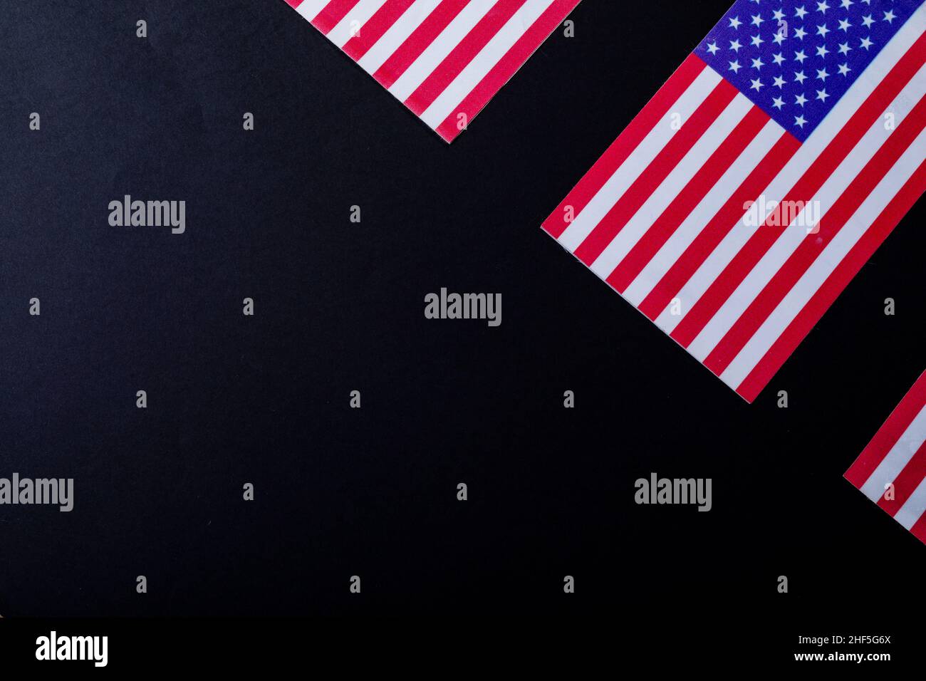 Ansicht von oben auf Amerikas Fahnen mit roten und weißen Streifen zusammen mit Sternen auf schwarzem Hintergrund Stockfoto