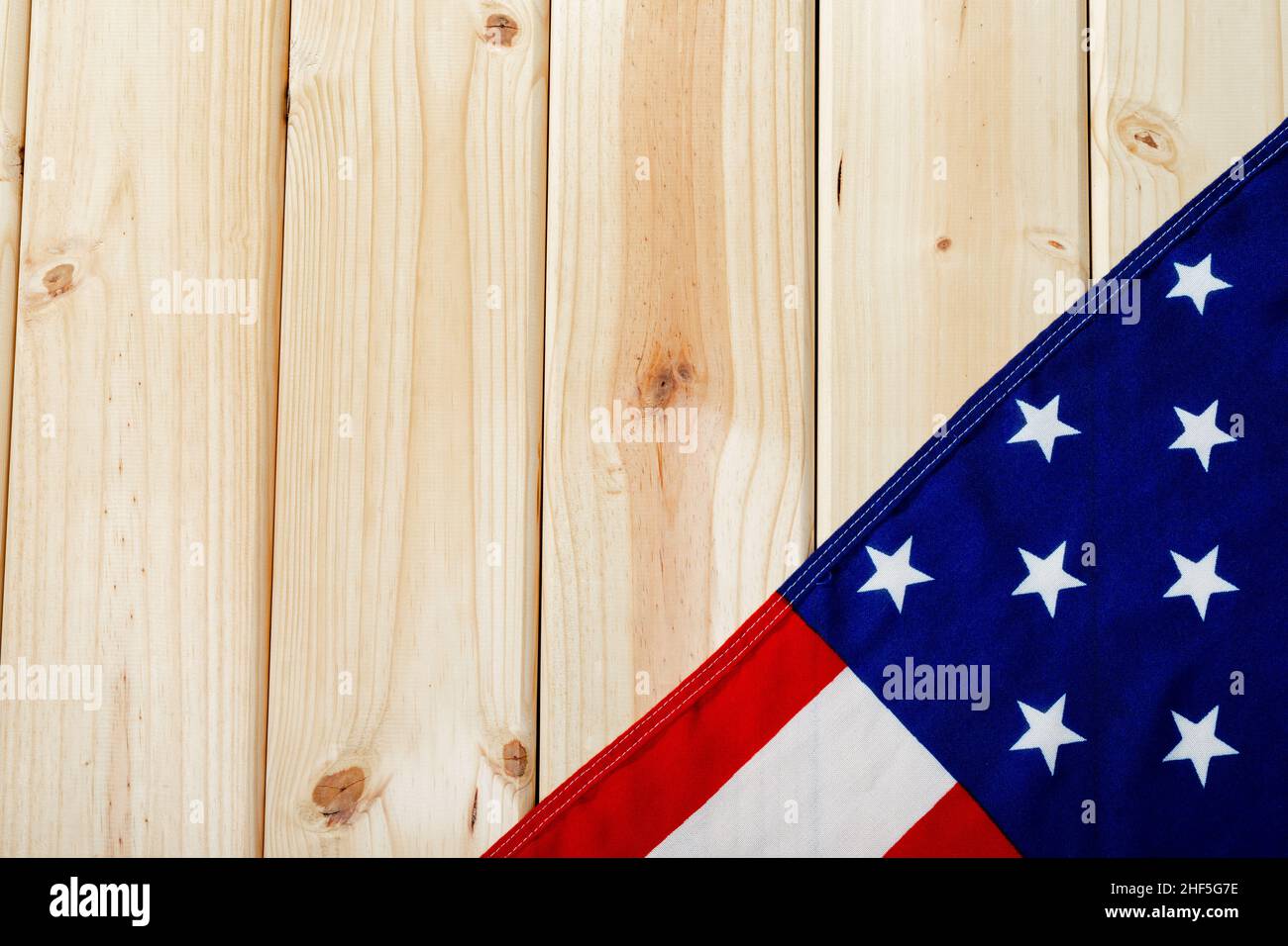 Sterne mit roten und weißen Streifen auf der amerikanischen Flagge, die über einem Holztisch mit Kopierfläche abgeflacht sind Stockfoto
