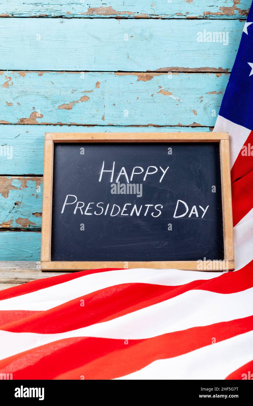 Happy Presidents Day Text auf Schiefertafel mit usa-Flagge auf blauem Holztisch mit Kopierfläche Stockfoto