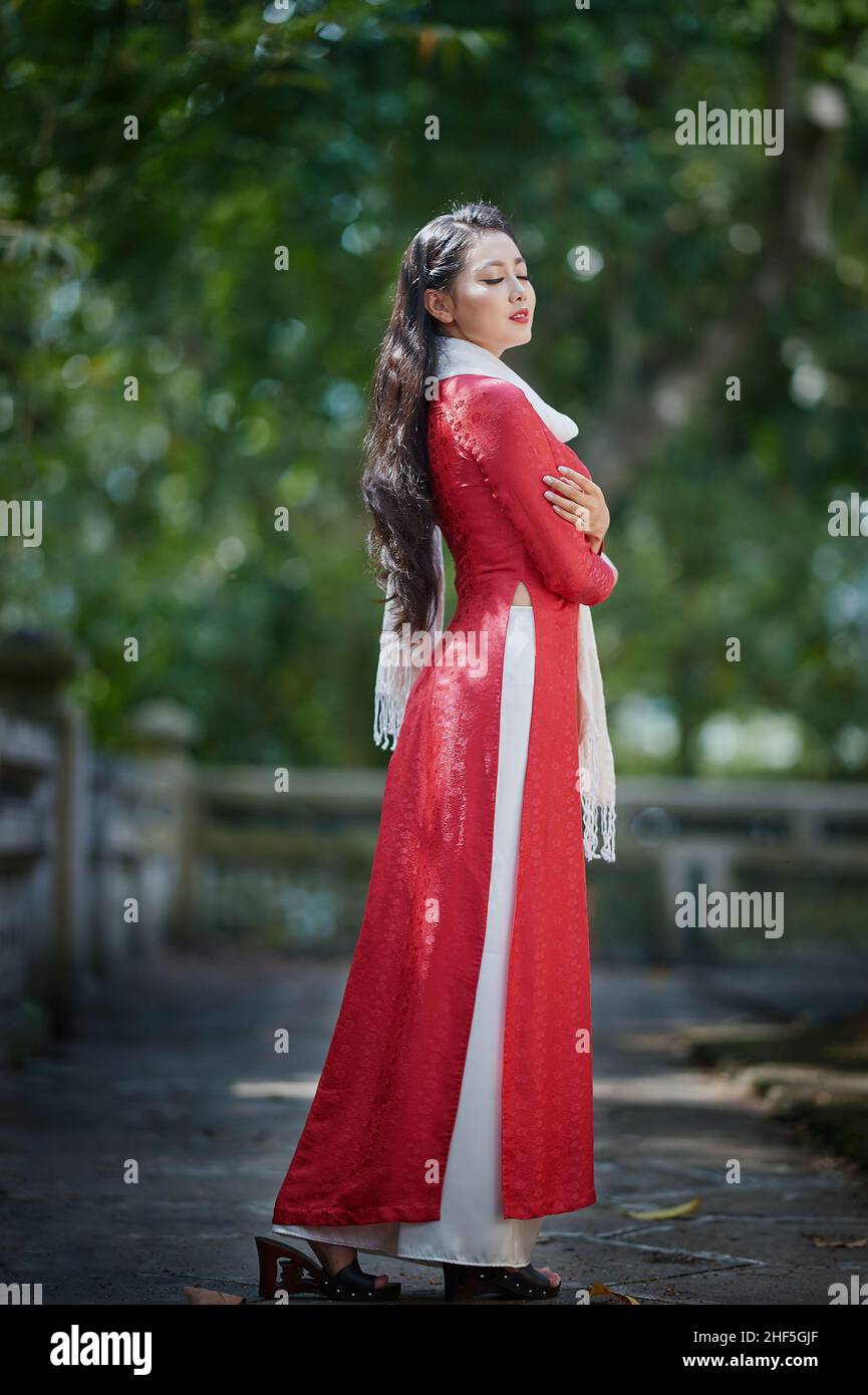 Ho Chi Minh City, Vietnam: AO Dai, schönes Mädchen in vietnamesischer Tracht Stockfoto