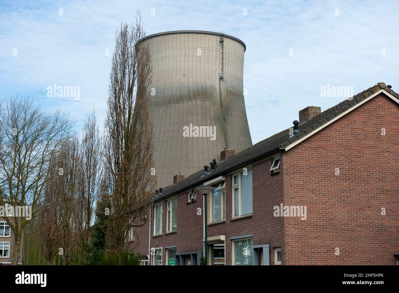 Geertruidenberg, Niederlande. Landschaft und Nachbarschaft Dominanter Kühlturm im Elektrokraftwerk mit Schwarzkohle: Amer Centrale. Stockfoto