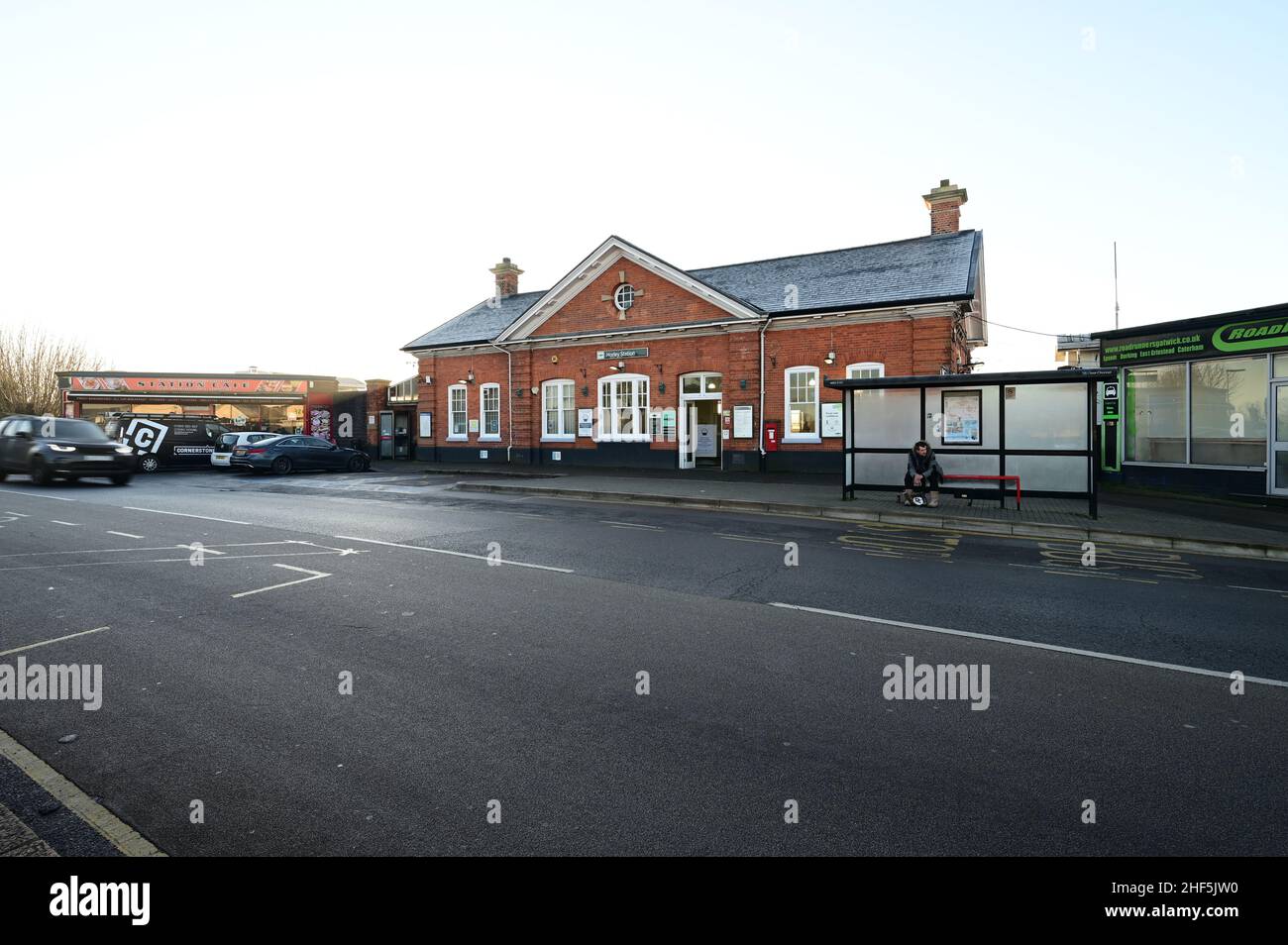 Horley Bahnhof in Surrey am 14 2022. Januar an einem kalten Wintermorgen. Stockfoto