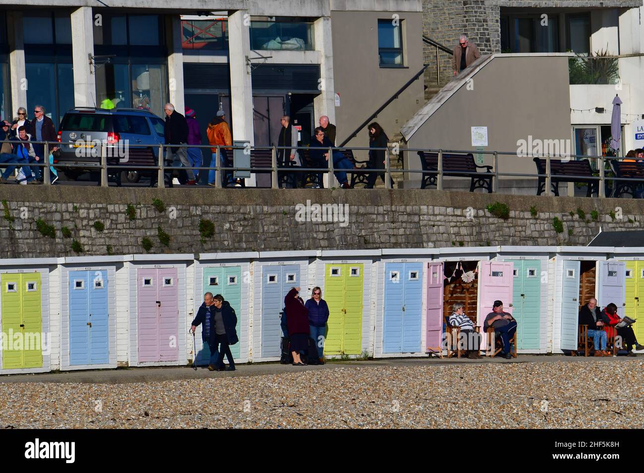 Lyme Regis Dorset, Großbritannien. 14th Januar 2022. Wetter in Großbritannien. An einem milden Tag im Lyme Regis in Dorset trotzten ein paar Menschen den niedrigen Temperaturen von 4 Grad an der Küste der Jurassic Coast. Bildquelle: Robert Timoney/Alamy Live News Stockfoto