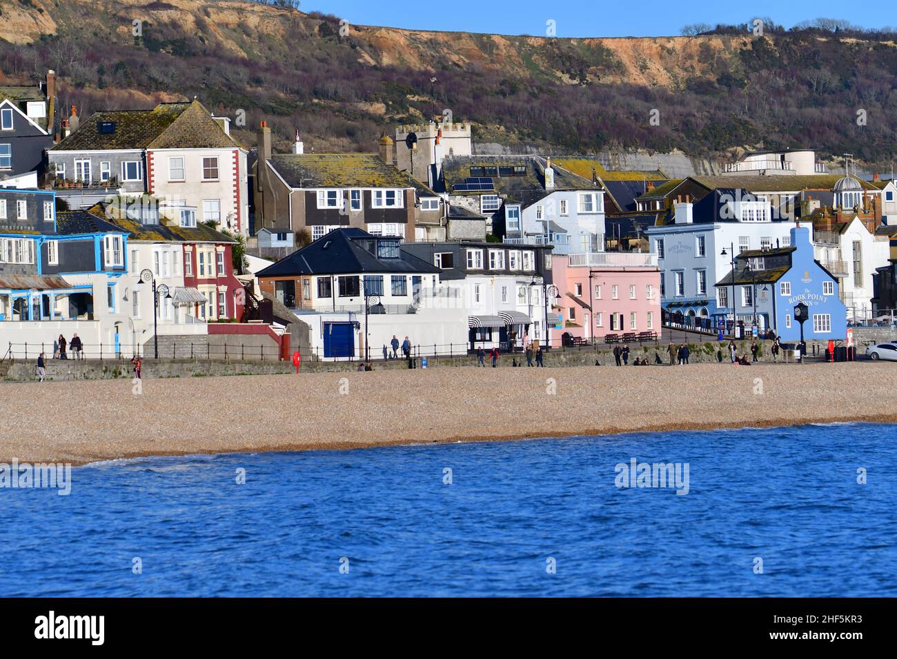 Lyme Regis Dorset, Großbritannien. 14th Januar 2022. Wetter in Großbritannien. An einem milden Tag im Lyme Regis in Dorset trotzten ein paar Menschen den niedrigen Temperaturen von 4 Grad an der Küste der Jurassic Coast. Bildquelle: Robert Timoney/Alamy Live News Stockfoto