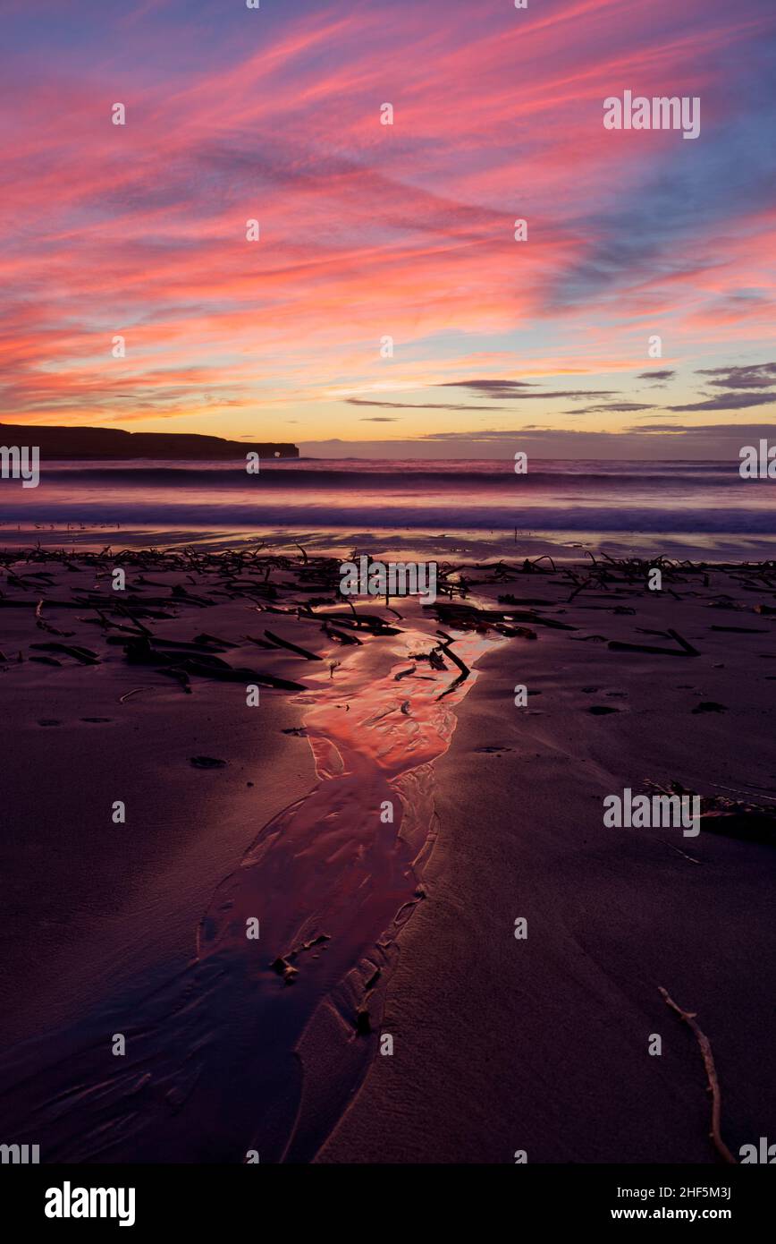 Sonnenuntergang und bunte Wolken, Skaill Beach, Orkney Isles Stockfoto