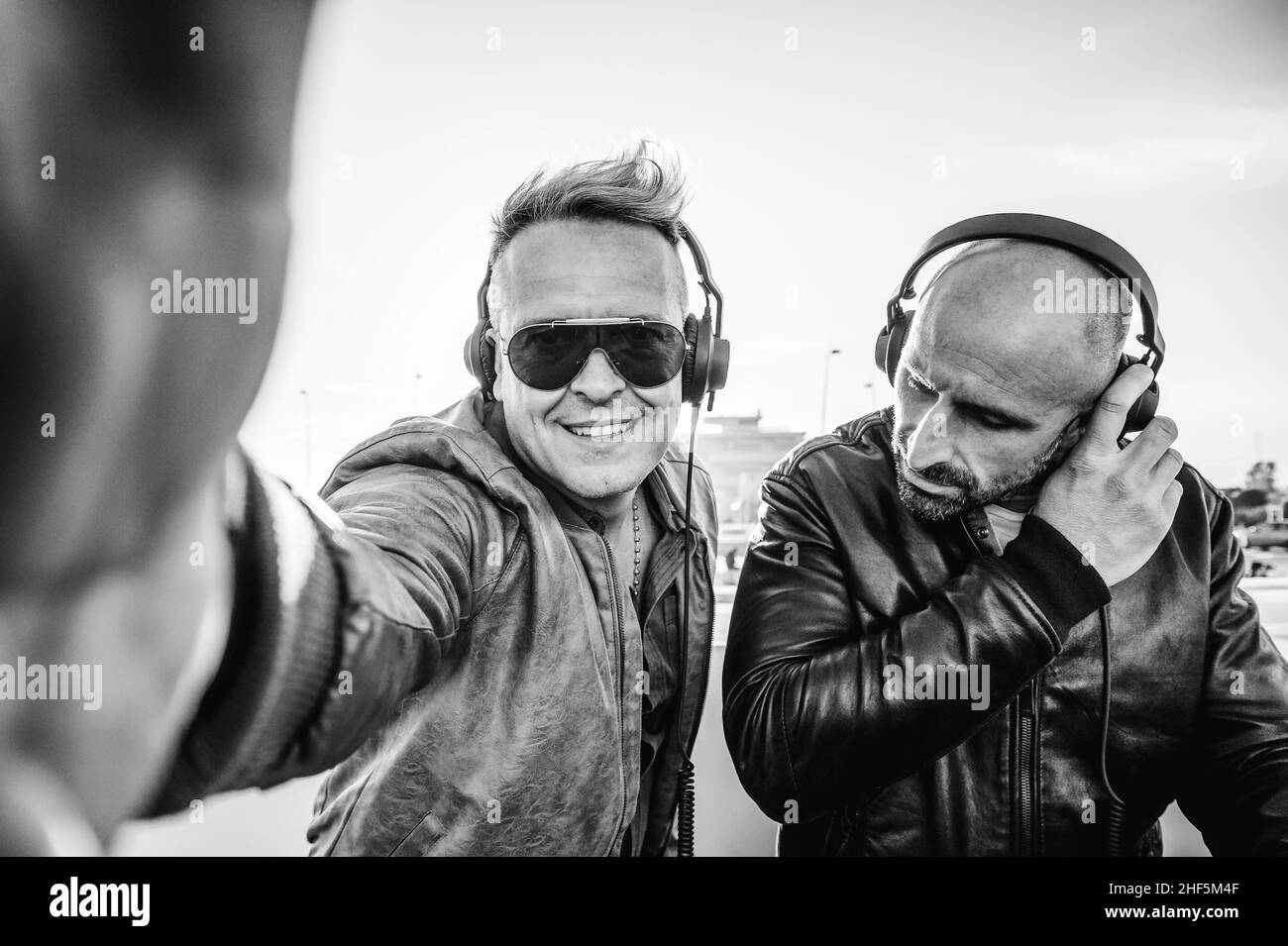 Disc Jockeys Spaß machen Selfie beim Spielen von Musik für Touristen auf Club-Party im Freien - Live-Event, Musik und Spaß Konzept - Unterhaltung Stockfoto