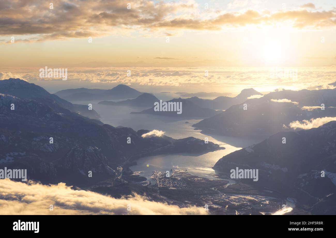 Luftaufnahme einer kleinen Stadt, Squamish, in Howe Sound während der Wintersaison. Stockfoto