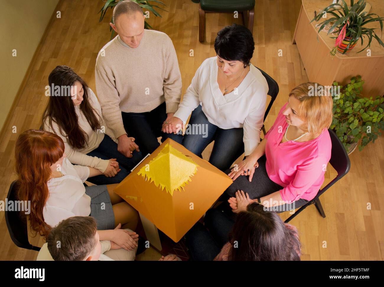 Gruppenmeditation zielt darauf ab, die ganze Welt von Coronavirus zu heilen. Gruppenladung der Energie der Pyramide der Wünsche im Strom des reiki Stockfoto